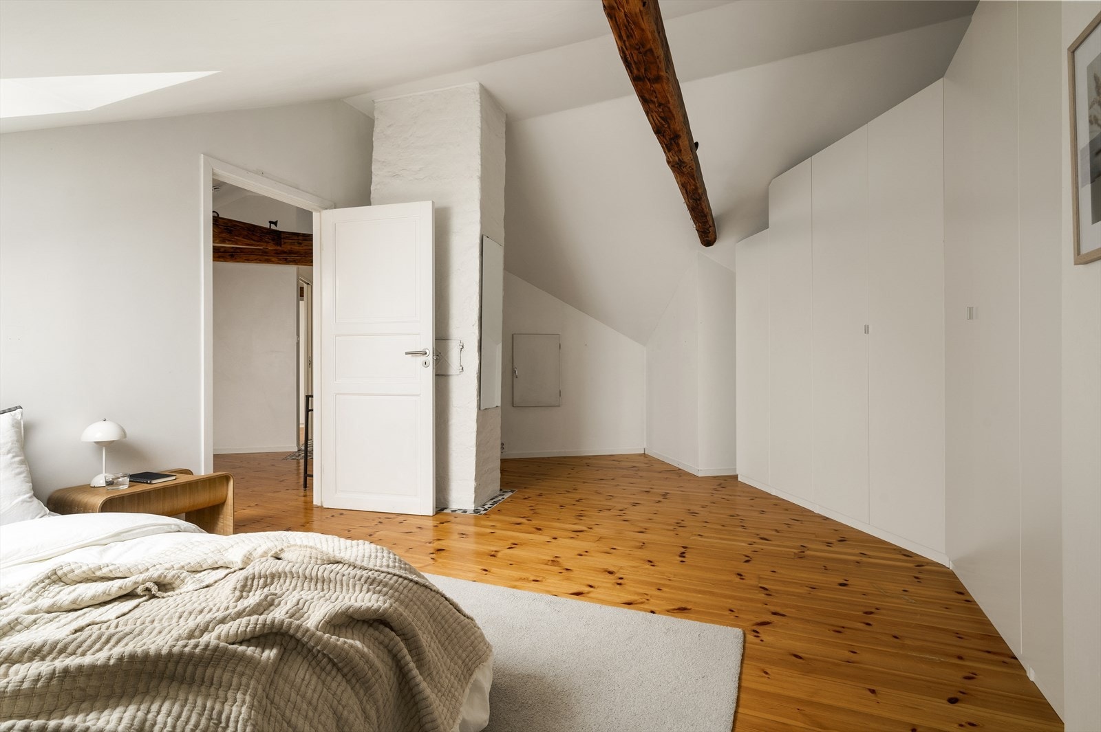 Plassbygget garderobeskap i soverom II vil medfølge. Galleribilde