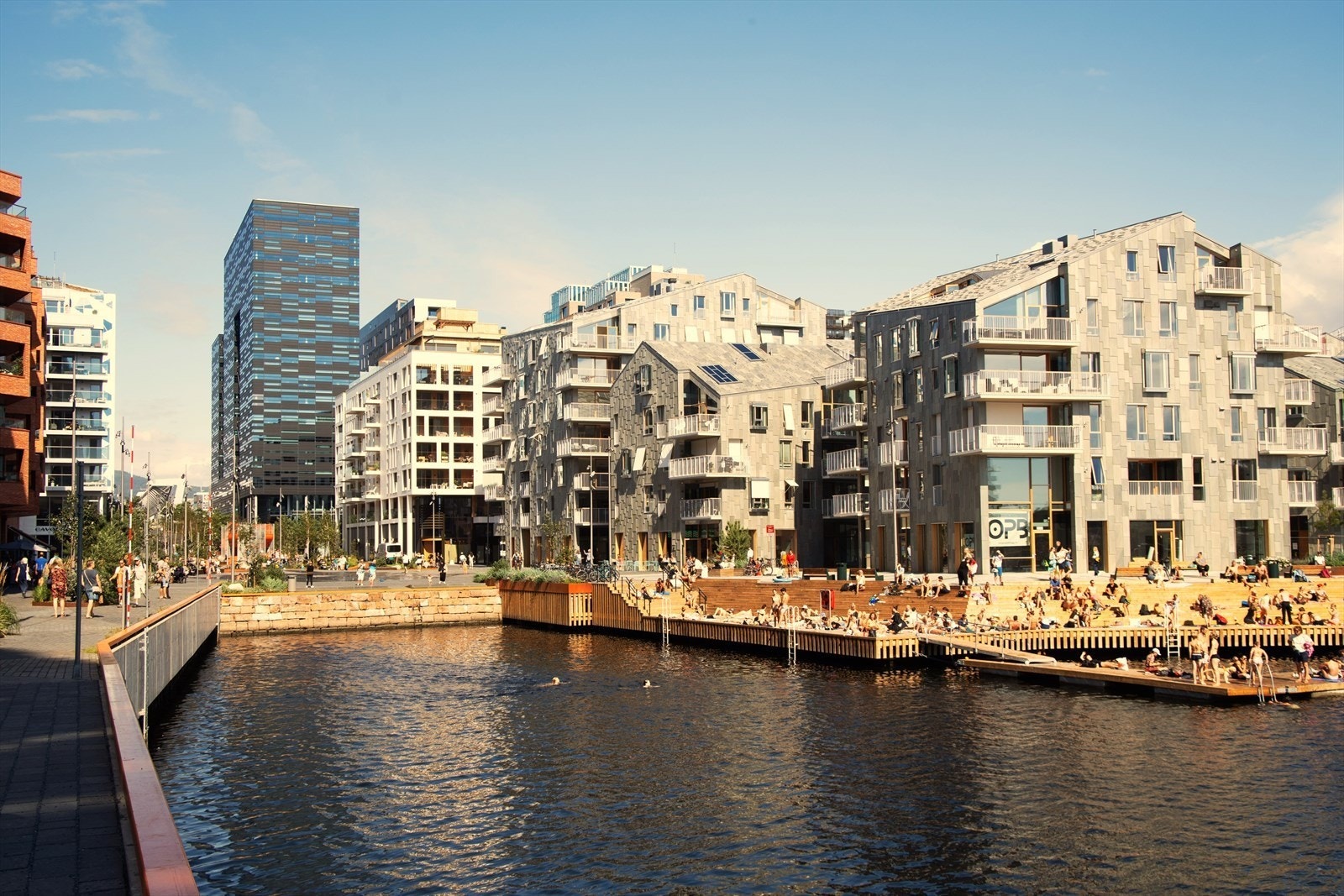 Bjørvika og Munch brygge har blitt et eldorado for spisesteder, barer, kultur og badeliv, og er et fint tilskudd til nabolaget. Galleribilde