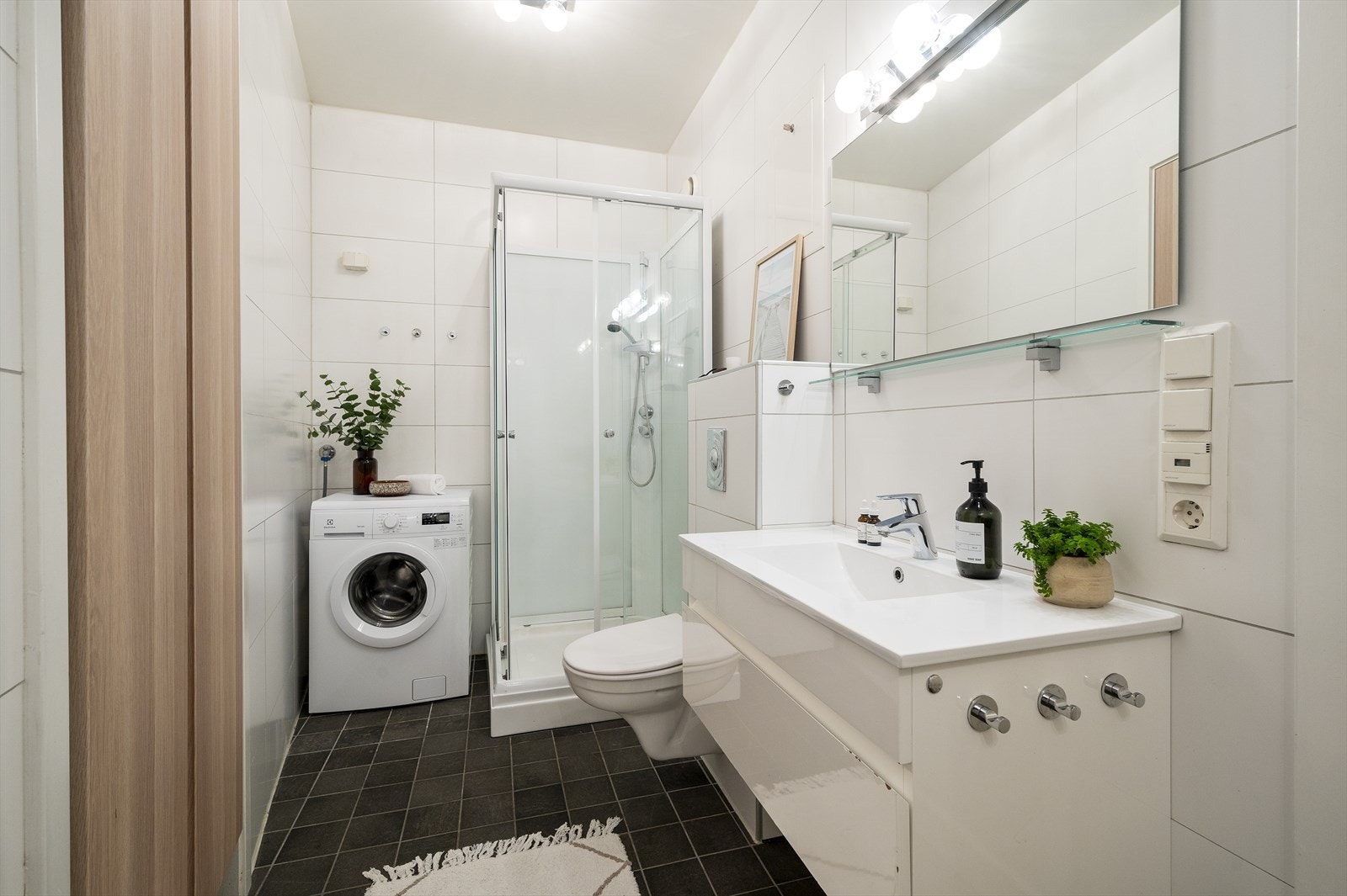 Leiligheten har et lyst og tidløst baderom. Galleribilde