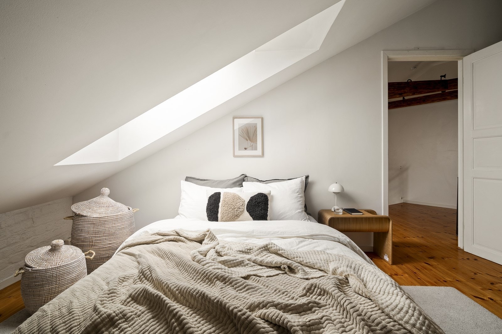 Svalt og tilbaketrukket soverom hvor man enkelt finner natteroen. Galleribilde