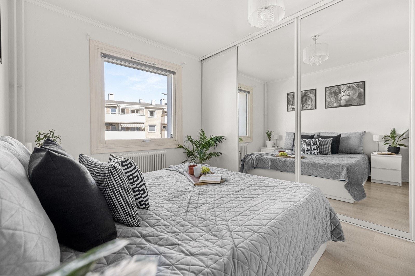 Stor skyvedørsgarderobe på hovedsoverommet Galleribilde