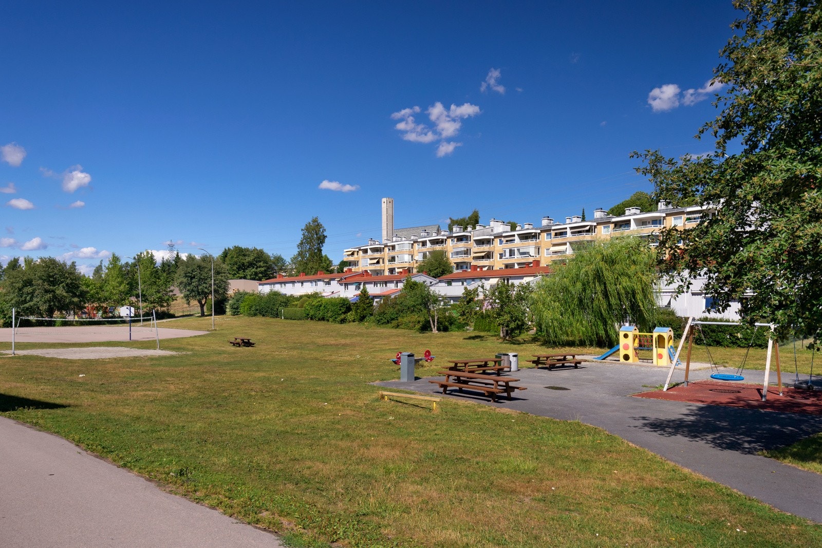 Havredalen er et flott firområde med lekeplasser, fotballbane, basketbane, sandvolleyballbane og skøyteis om vinteren Galleribilde