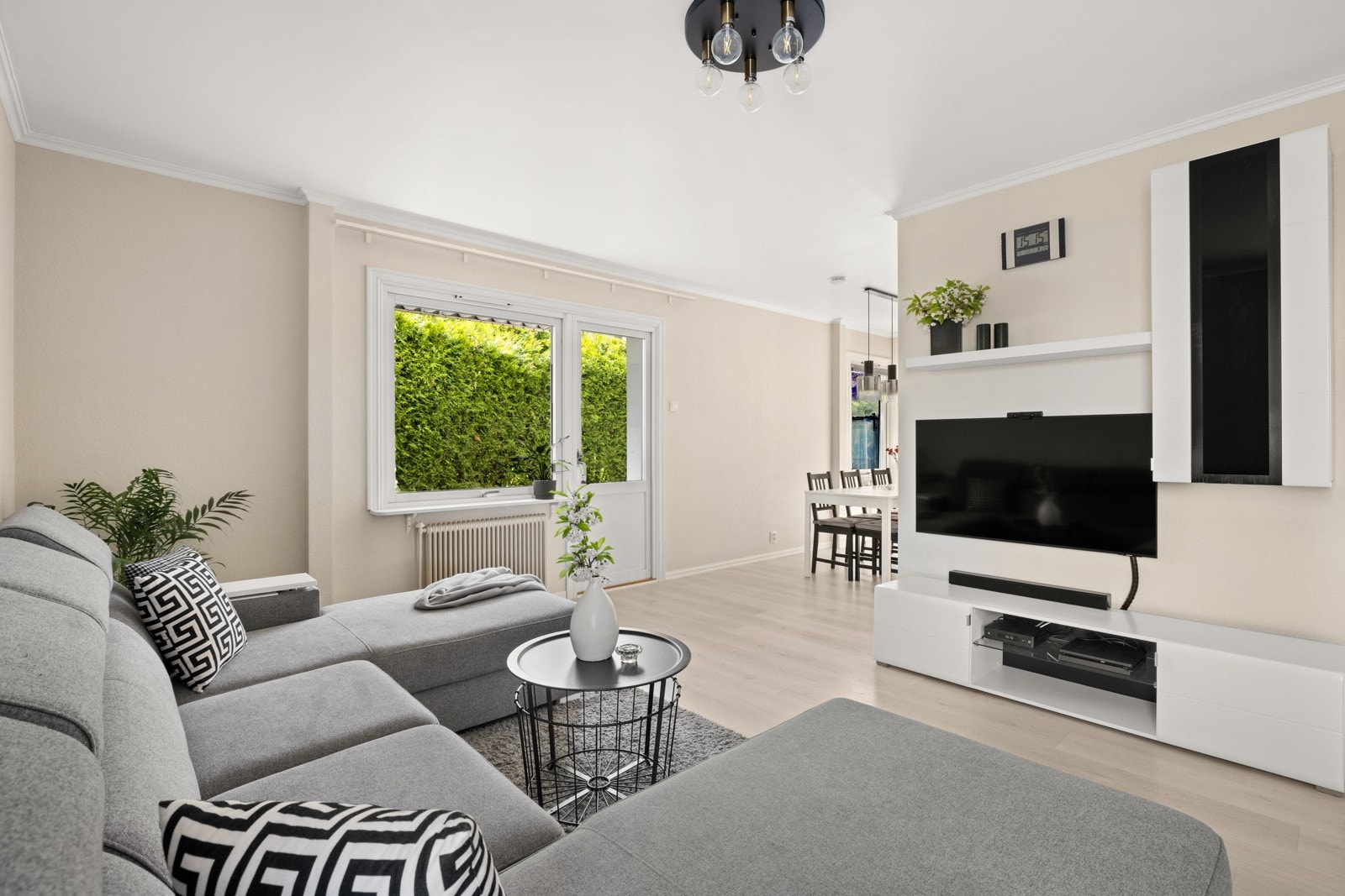 Stor stue med god plass til stor sofagruppe og spisebord Galleribilde