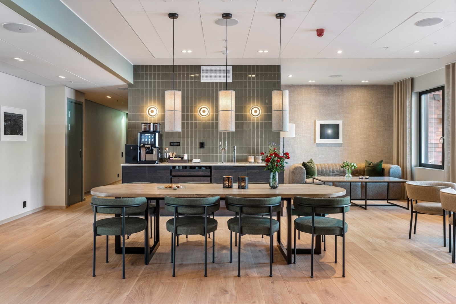 I tilknytning til leilighetene har man et serviceområde på 600 kvm som beboerne har eksklusiv tilgang til. Her finner man kaffebar velutstyrt trimrom, møterom, selskapslokale med mer. Galleribilde