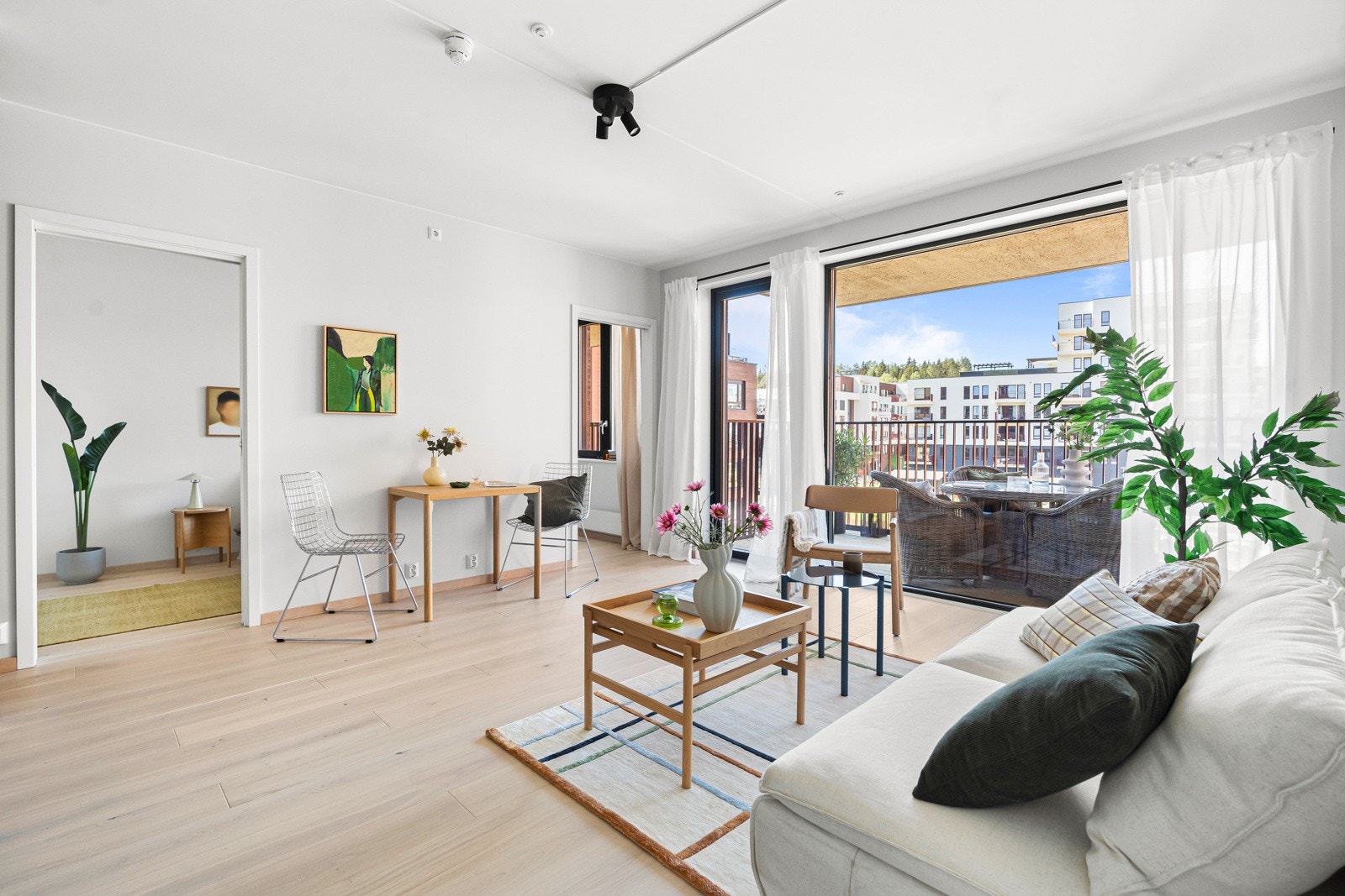 Store vindusflater sørger for rikelig med naturlig lysinnslipp. Galleribilde