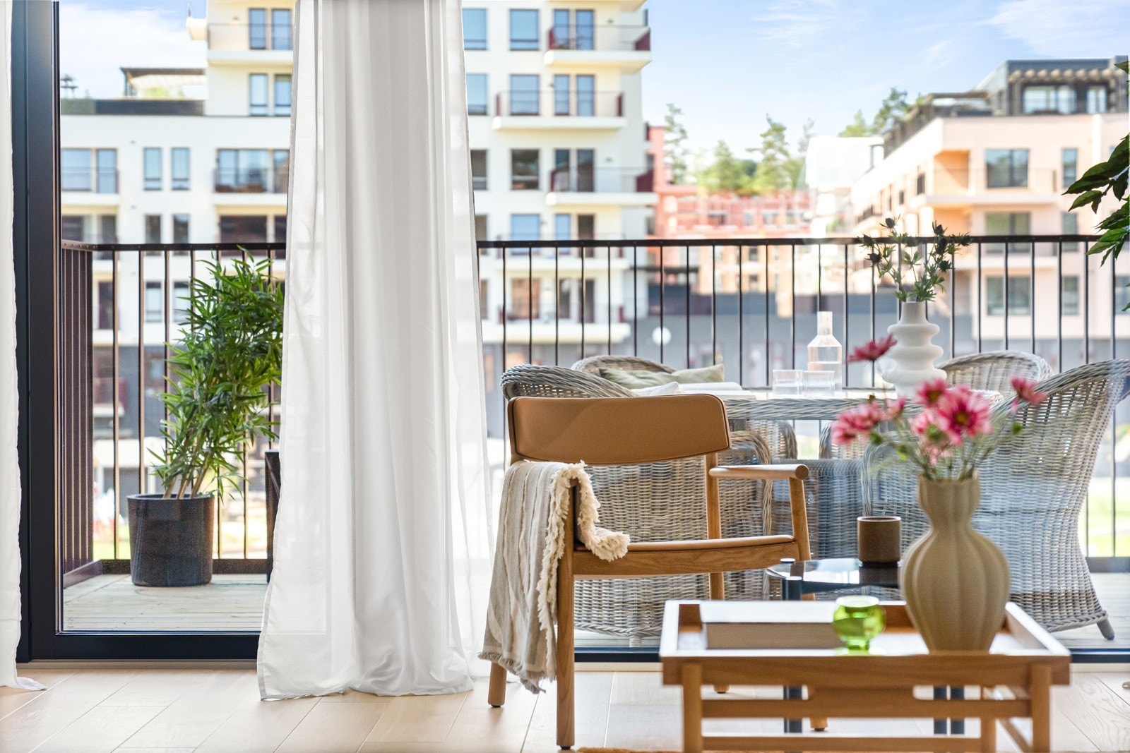 Fra stuen ut mot balkongen. Galleribilde