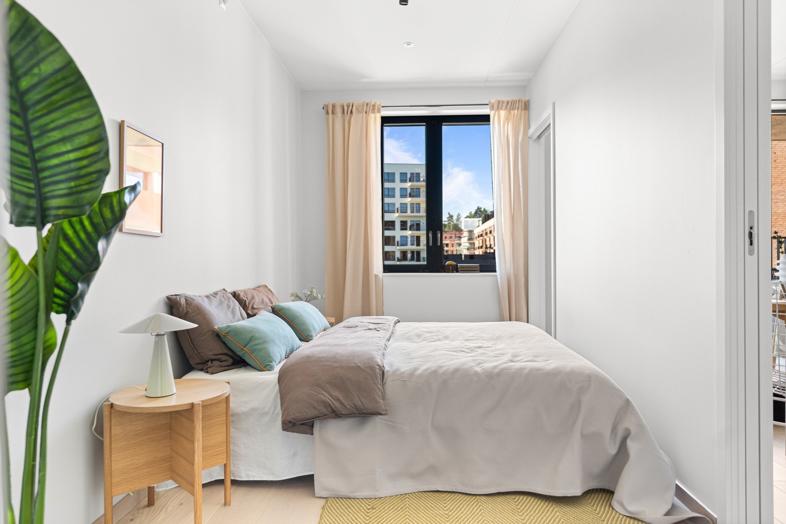 Stort soverom av generøs størrelse med god plass til dobbeltseng med tilhørende nattbord. Galleribilde