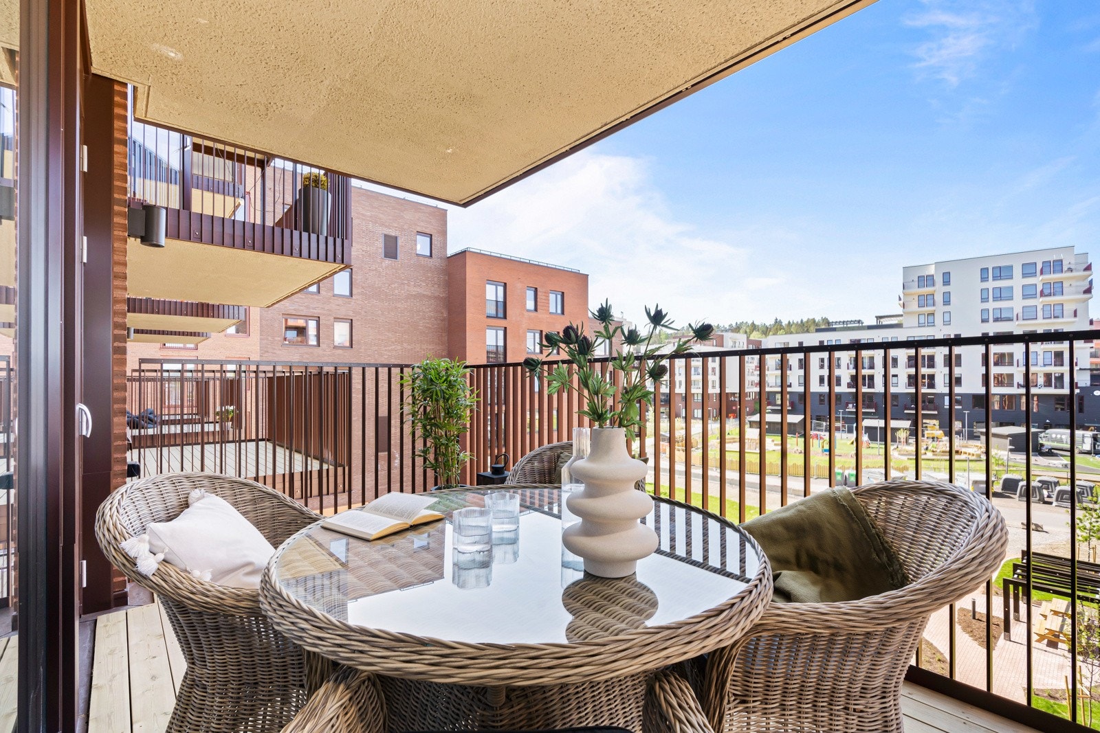 Balkongen oppleves meget usjenerende uten innsyn og med god distanse til nærmeste blokk. Galleribilde