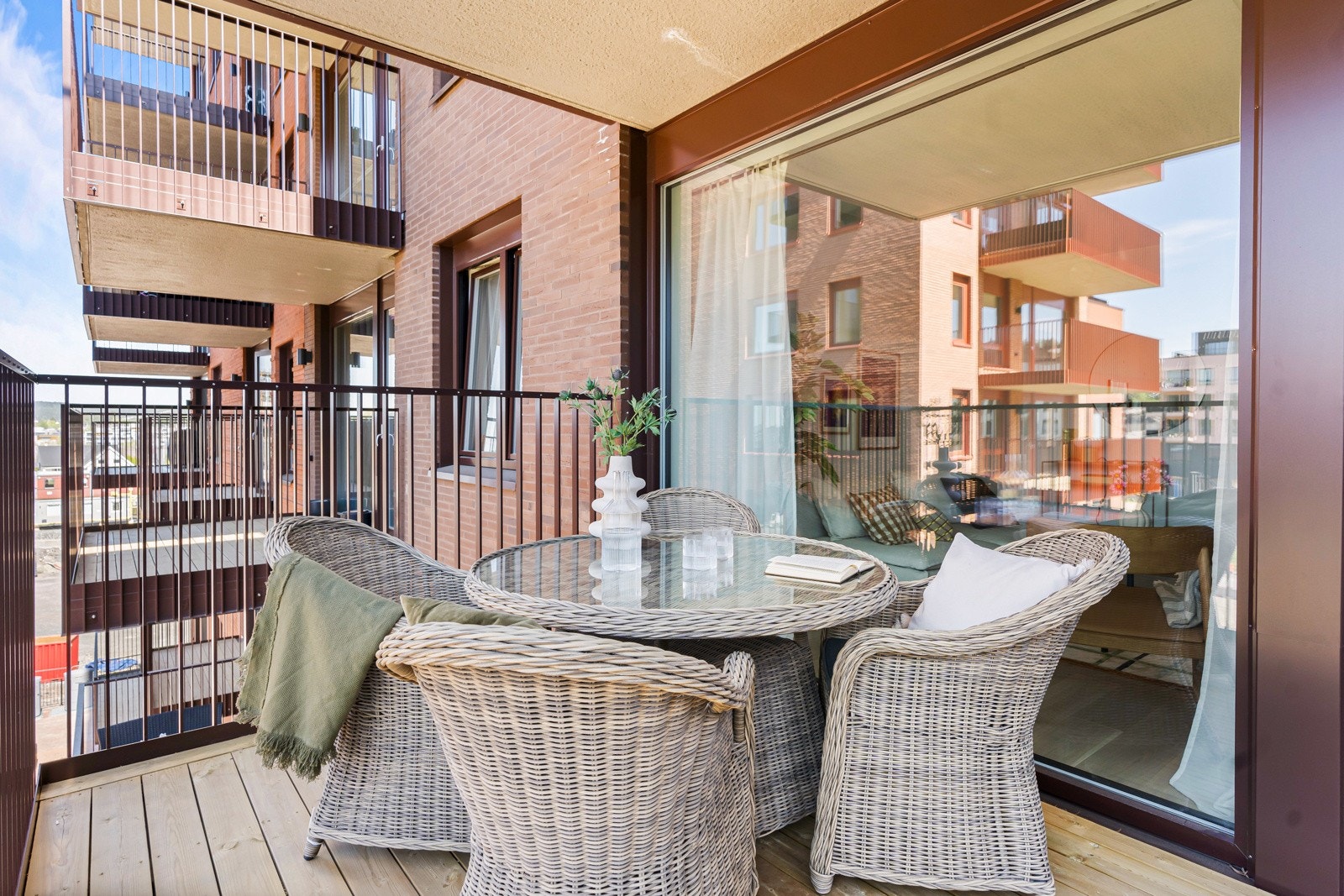 Balkongens store størrelse gir god plass til utemøbler og grill. Galleribilde