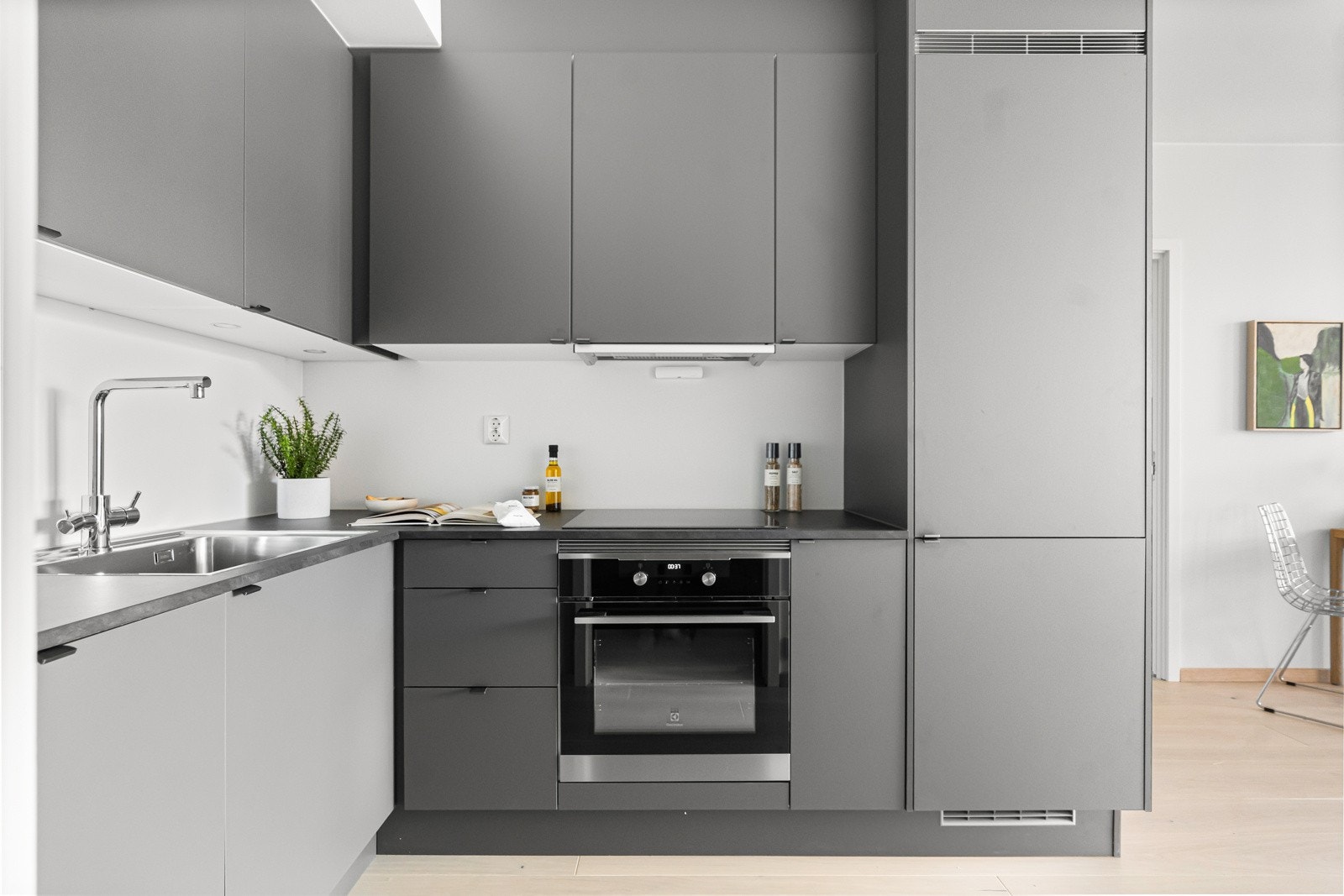 Videre er kjøkkenet utstyrt med hvitevarer som komfyr, platetopp, oppvaskmaskin, kjøl/ fryseskap samt ventilator over kokesone. Galleribilde