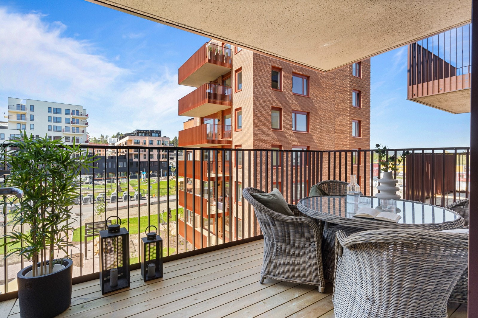 Balkongen vender mot rolige og flotte grøntarealer. Galleribilde