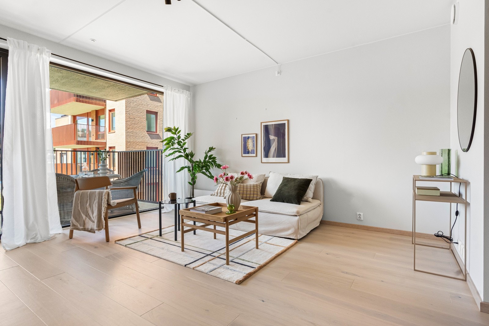 Stuen er av svært god størrelse og har plass til sofaseksjon og diverse møblement. Galleribilde