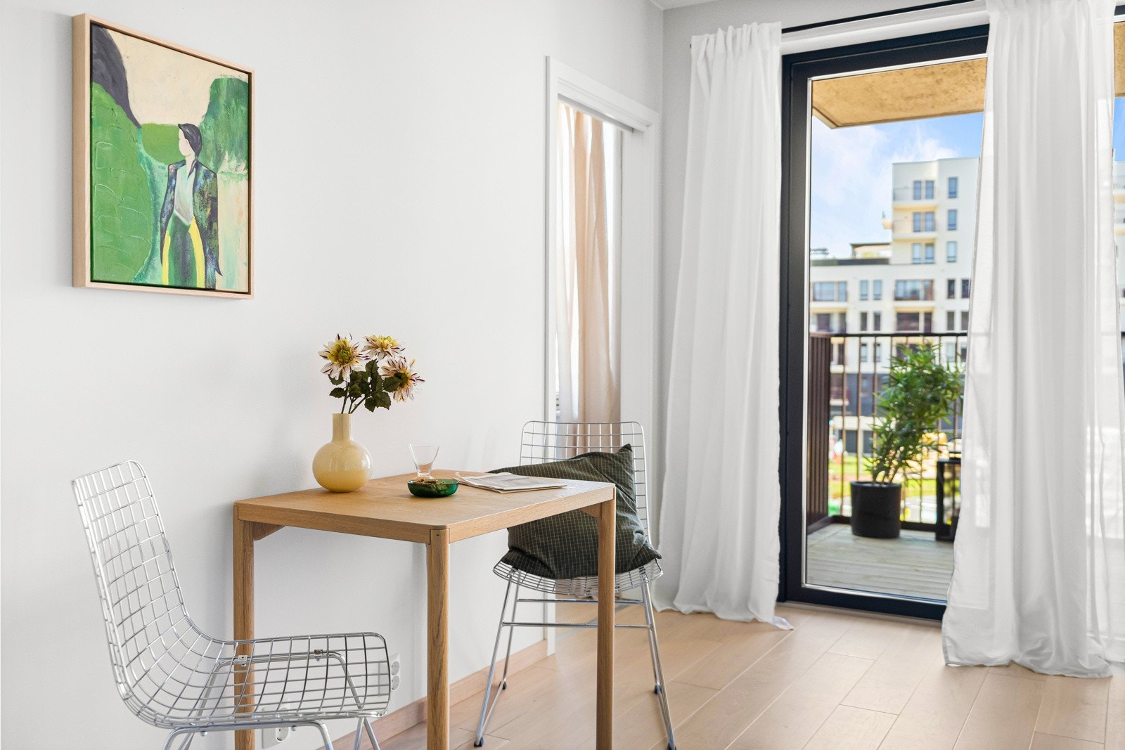 Stuens romslige størrelse gir god plass til et spisebord. Galleribilde