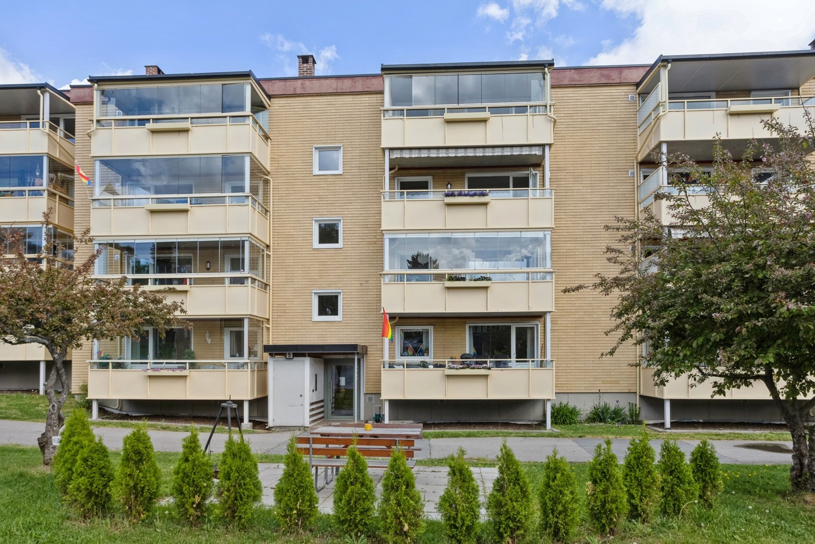 Fasade og pent opparbeidet uterom Galleribilde