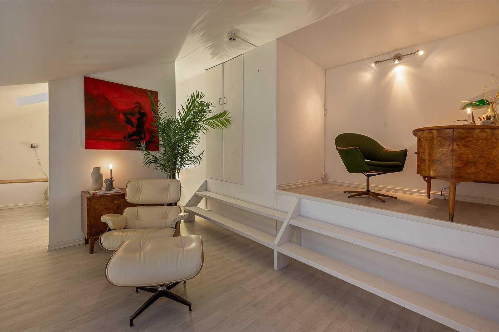 Kveldsstemning. Fra messaninen har man åpning til arbeidsrommet. Dette er ikke omsøkt til rom for varig opphold, men brukes som gjesterom. Galleribilde