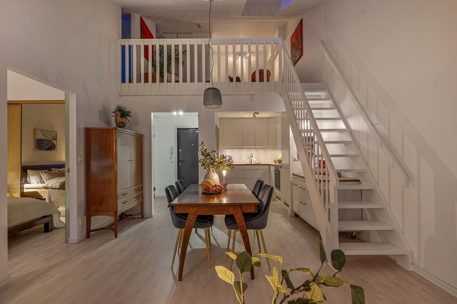 Trapp opp på siden til stuen og rommene oppe. Galleribilde