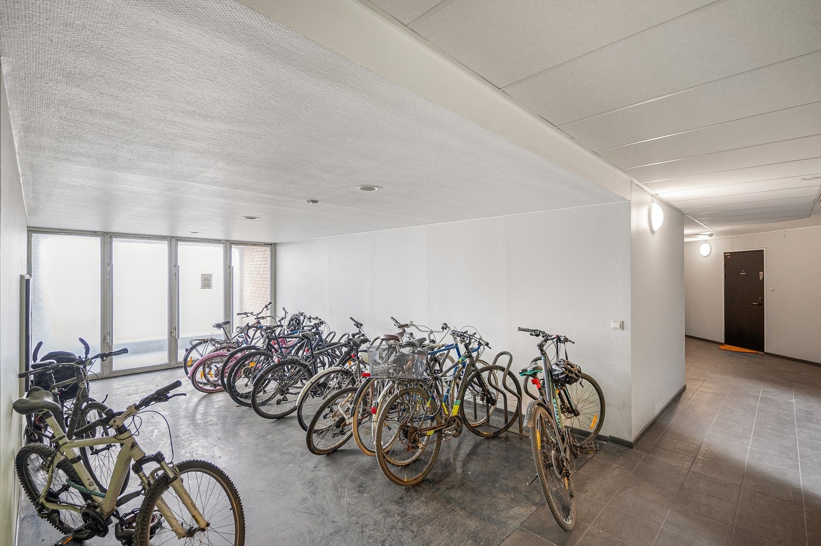 Godt med sykkelparkering mv innvendig. Galleribilde