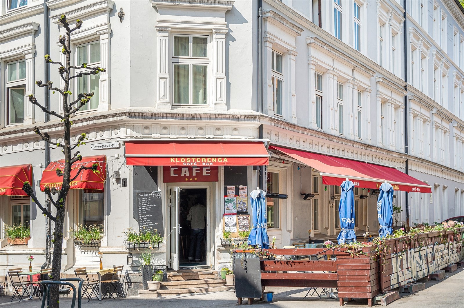 Kafè rett over gaten. Galleribilde