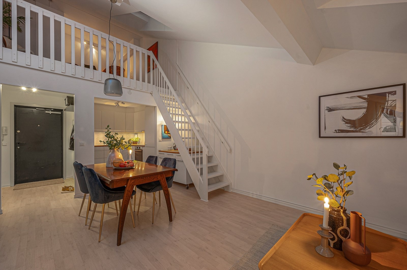 Leiligheten går over 2 etasjer, flott messanin oppe med oppholdsrom, arbeidsrom og walk in garderobe. Galleribilde