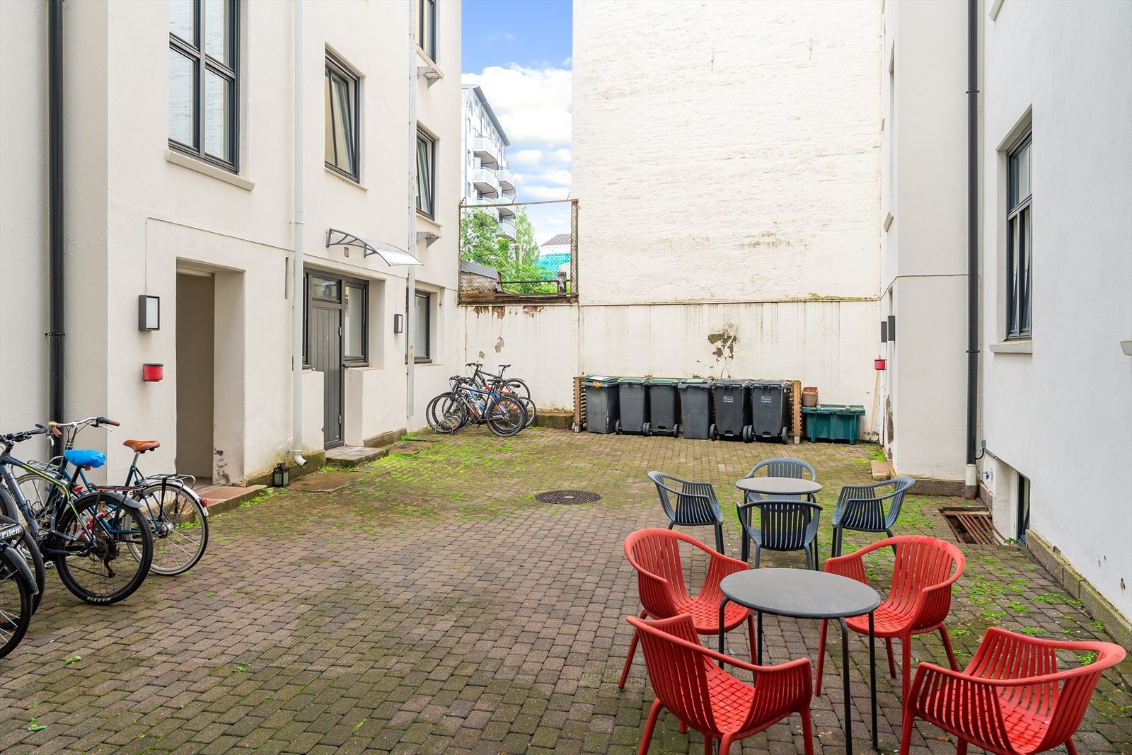 I bakgården er det sittegrupper og sykkelparkering Galleribilde