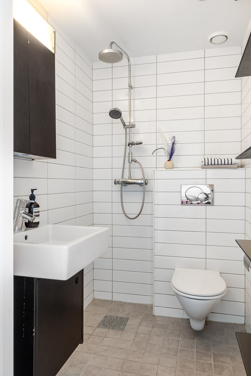 Bad med flislagte overflater, gulvvarme og downlights i himling Galleribilde