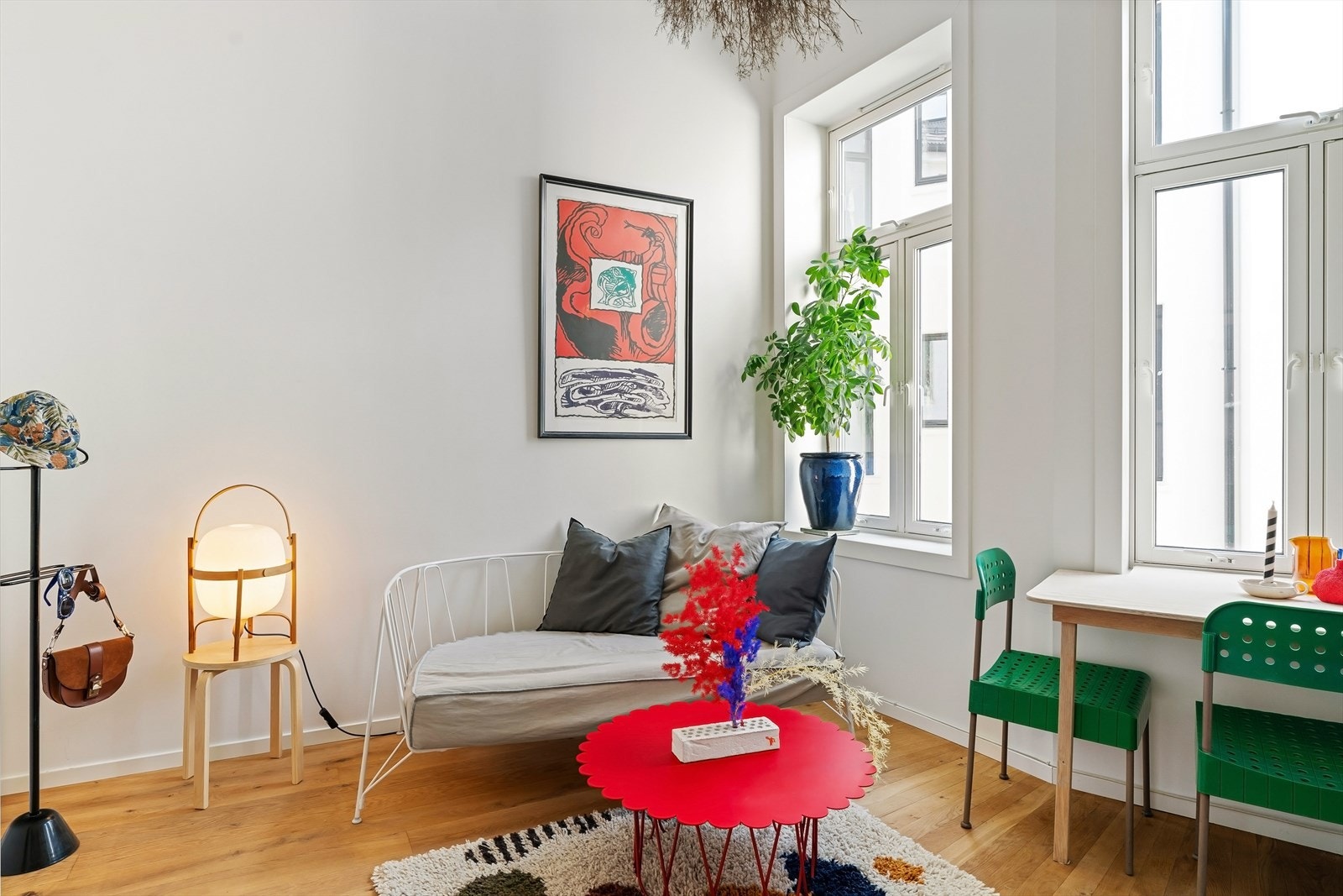Leiligheten har en generøs takhøyde på hele 3,28M og store vindusflater Galleribilde