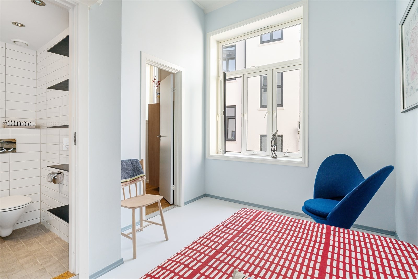 Soverommet vender mot rolig bakgård Galleribilde