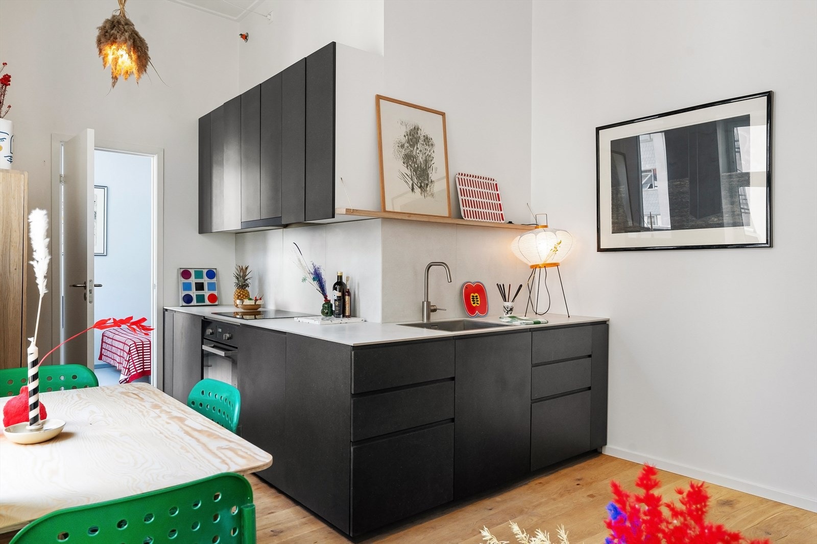 Kjøkkeninnredning med glatte fronter i Valchromat (gjennomfarget MDF) og benkeplate i flis Galleribilde