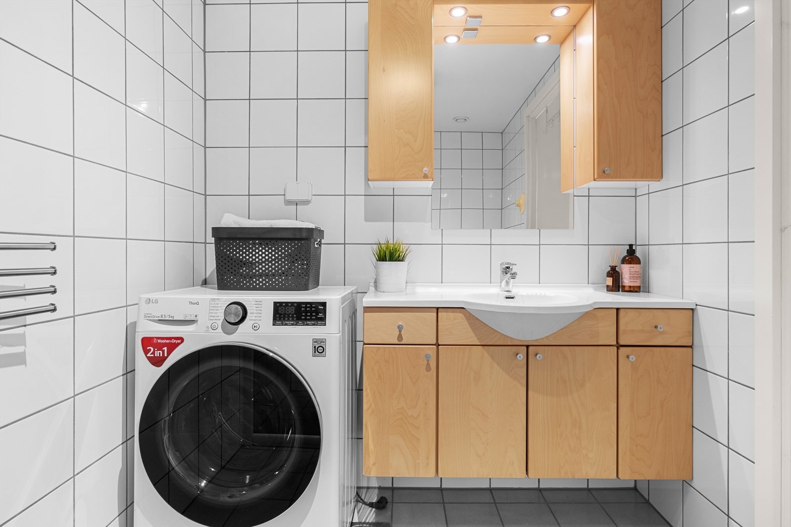 Lyst og pent flislagt bad på 4,5 m². Galleribilde