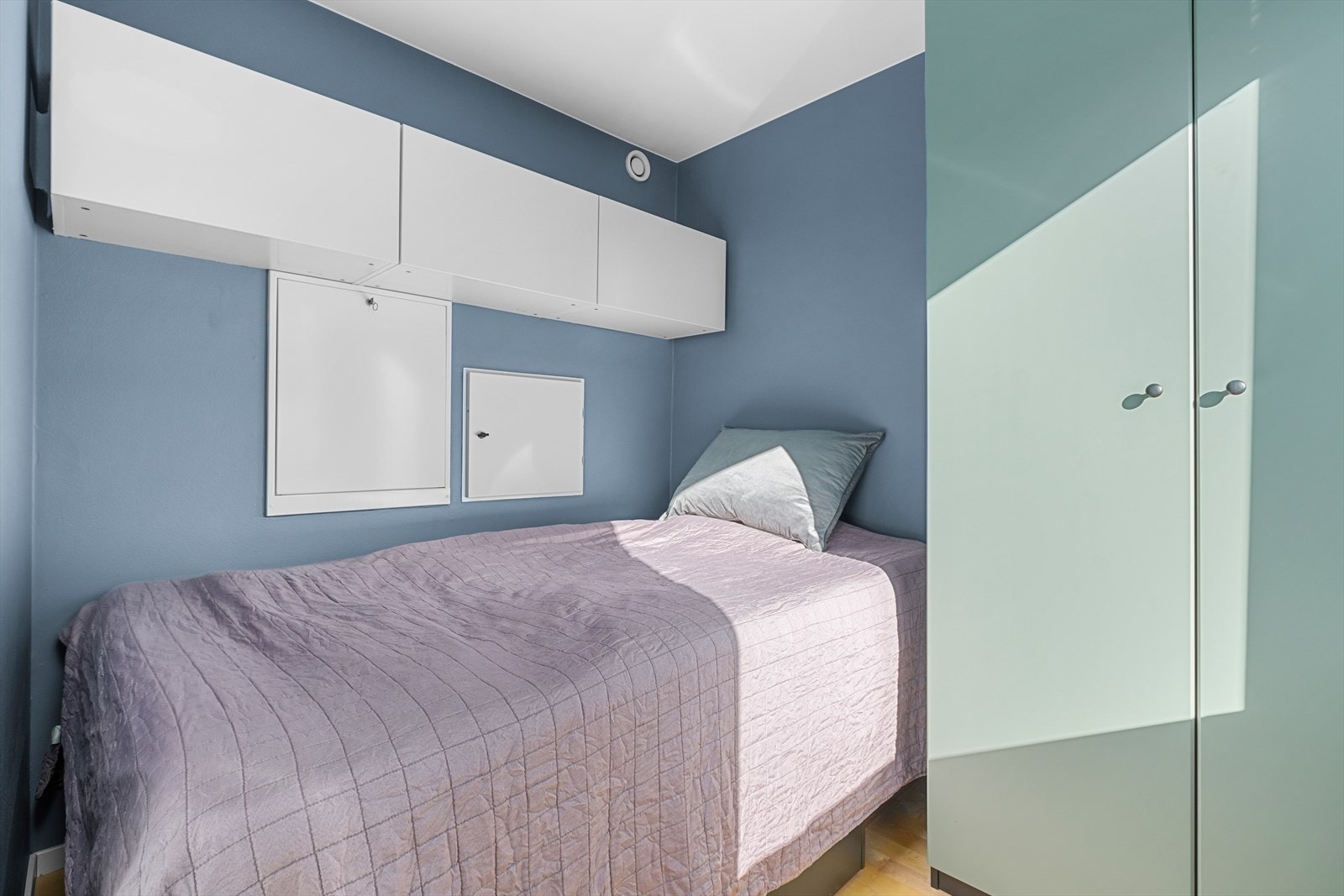 Her er det plass til seng, garderobe skap og annet ønsket møblement. Galleribilde