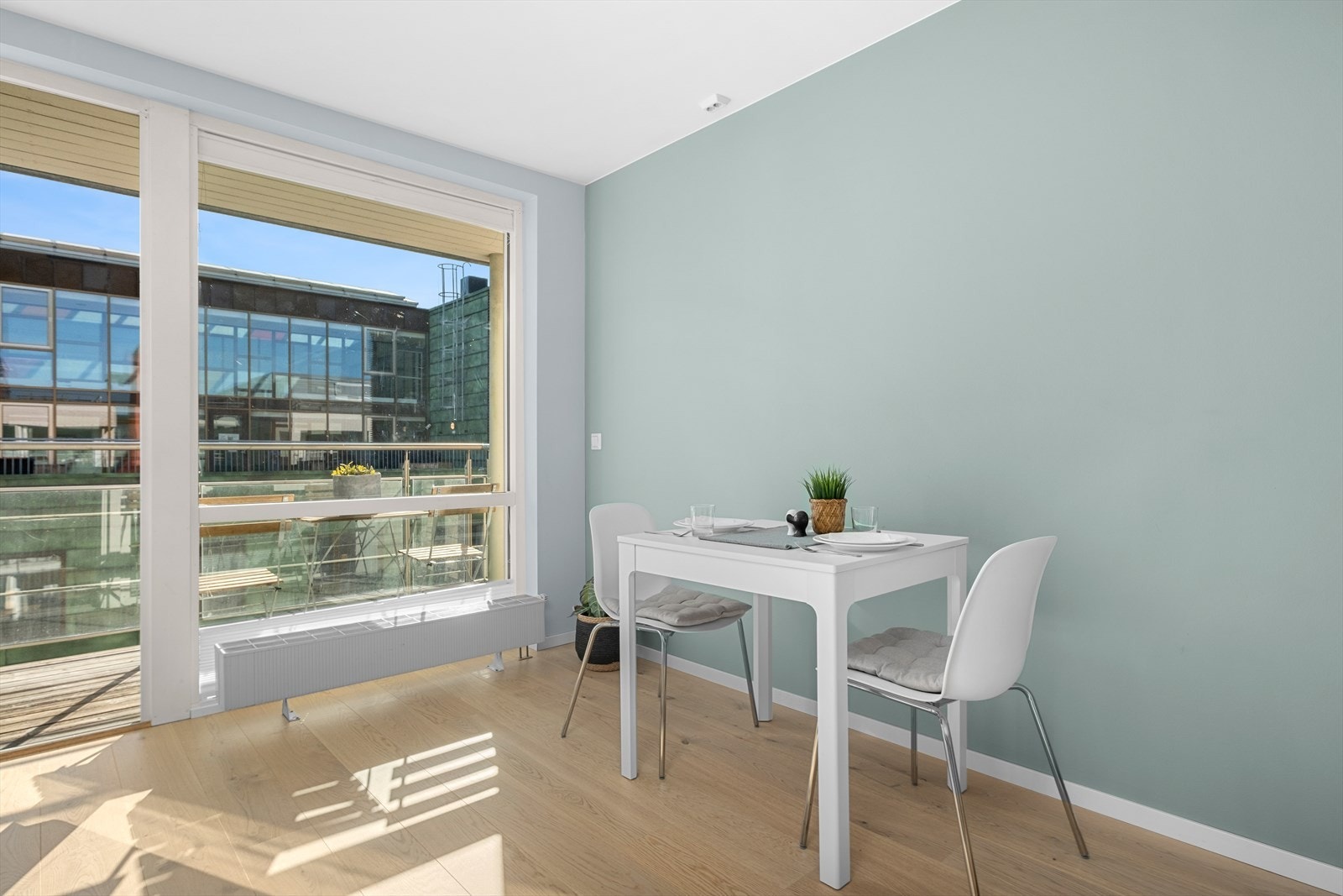 Stuen har gulv til tak vinduer som byr på godt med naturlig lys og utsikt. Galleribilde