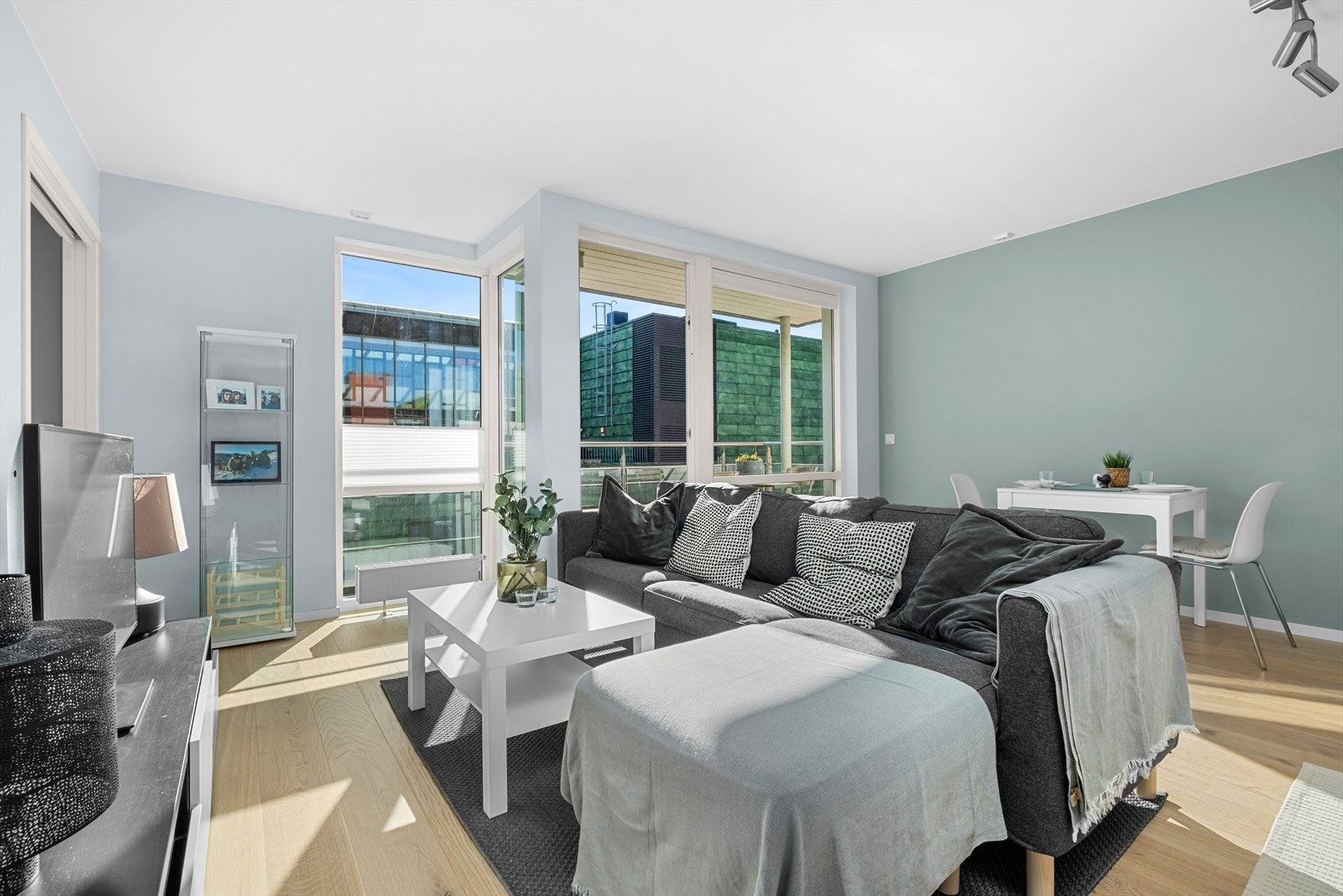 Her får du moderne standard med kvaliteter som romslig planløsning og gjennomgående pen parkett på gulv. Galleribilde