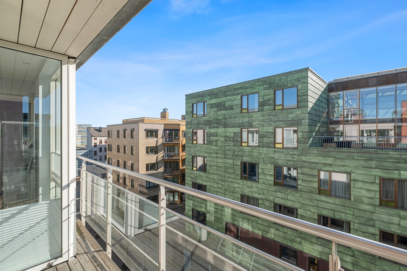 Fra stuen har du direkte adgang til sørvendt balkong, med særdeles gode solforhold. Galleribilde