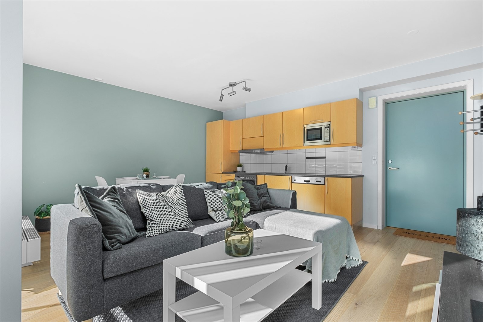 Den åpne stue- og kjøkkenløsningen måler 24 m² og har god plass til både sofa- og spisegruppe. Galleribilde