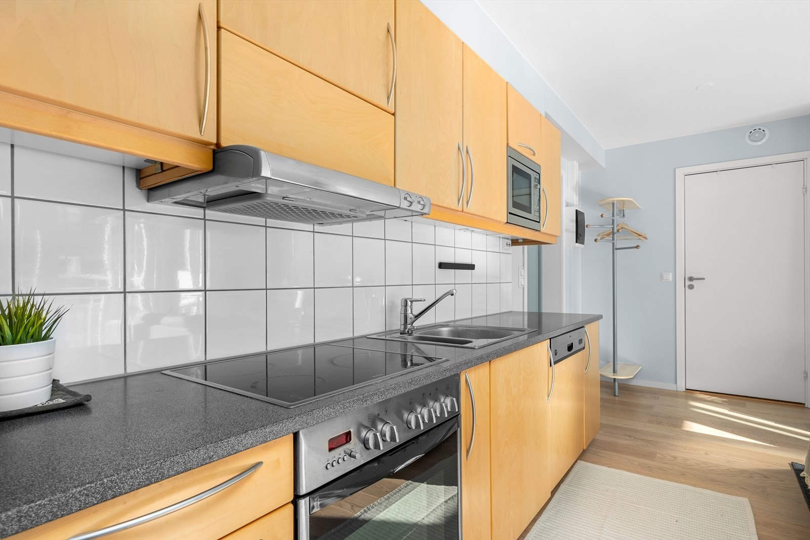 Her er det god skap- og benkeplass. Kjøkkenet er vurdert til tilstandsgrad 1 av takstmann. Galleribilde