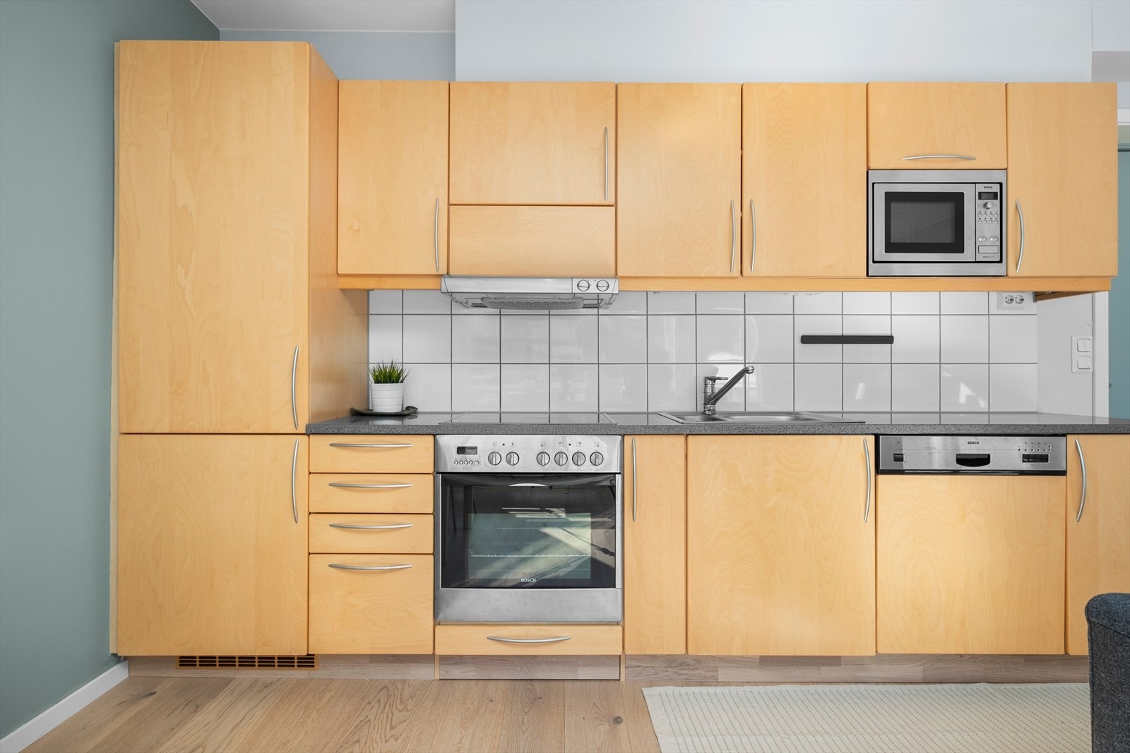 Kjøkkenet er fra nyere byggeår i 2002 og byr på alt av integrerte hvitevarer som kjøleskap, stekeovn, platetopp og oppvaskmaskin. Galleribilde