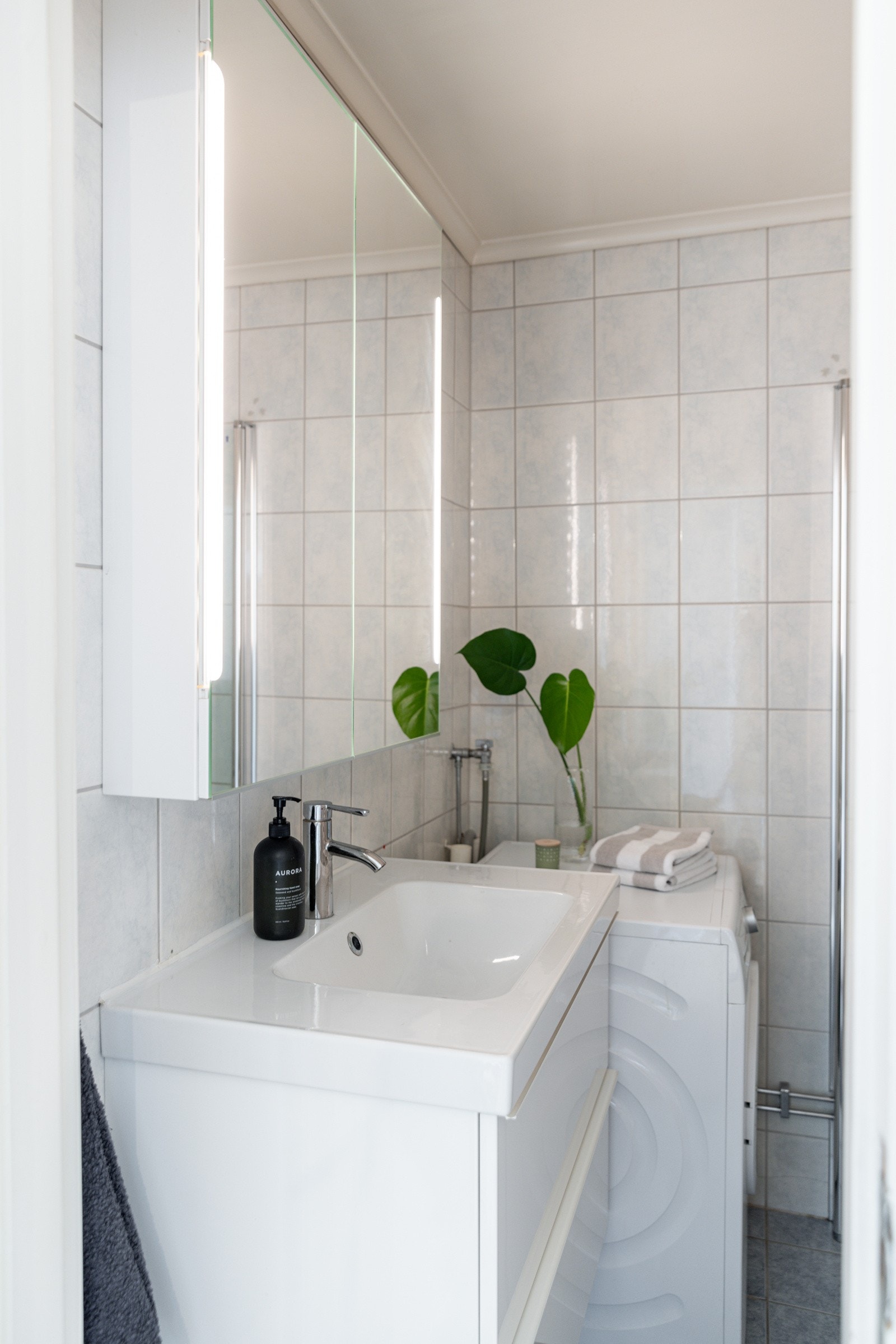 Smart speilskap med lagring og opplegg for vaskemaskin. Galleribilde