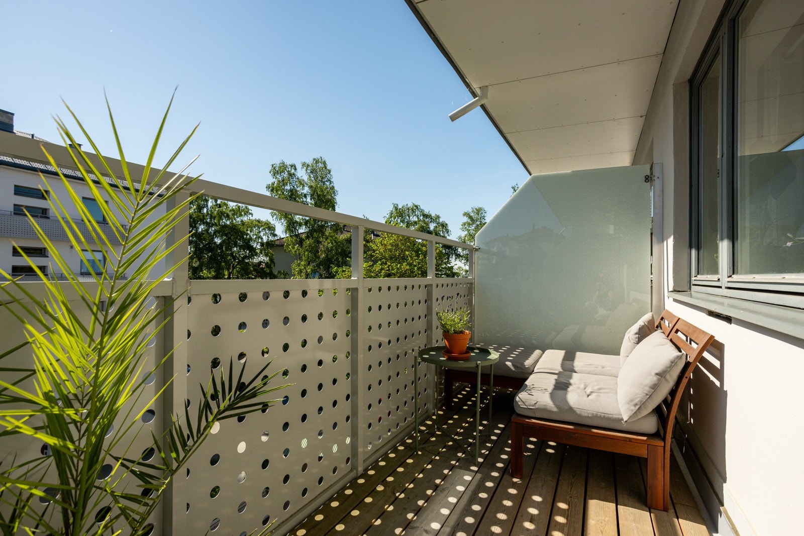 Balkongen var ny i 2018 og har solen fra tidlig morgen til ca. kl 14.30. Galleribilde