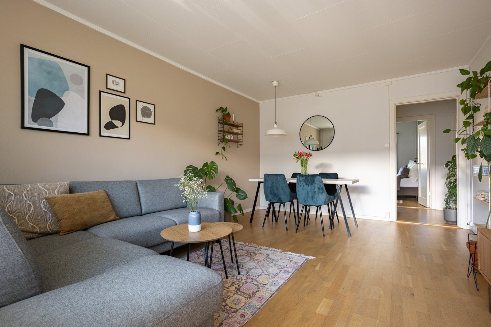 Den ene veggen i stuen er malt i en tidsriktig og fin farge for å skape en kontrast. Galleribilde