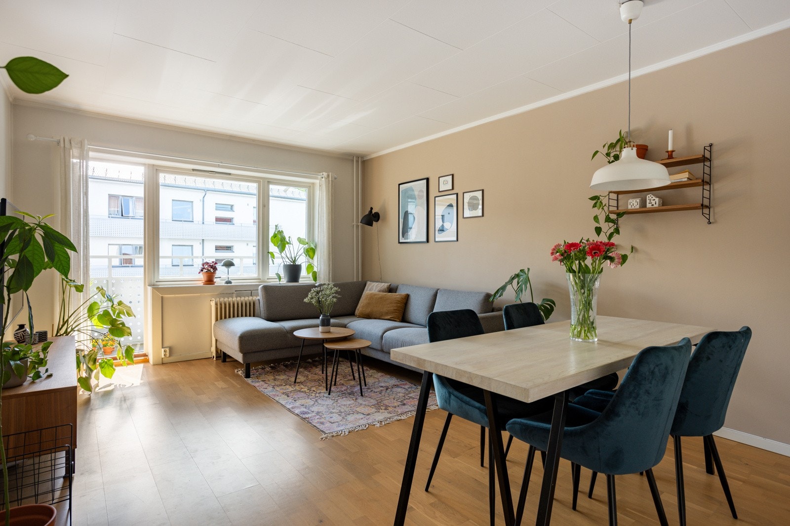 Radiatorene er tilkoblet fjernvarme og både varmtvann og fyring er inkludert i felleskostnadene. Det samme er bredbånd. Galleribilde