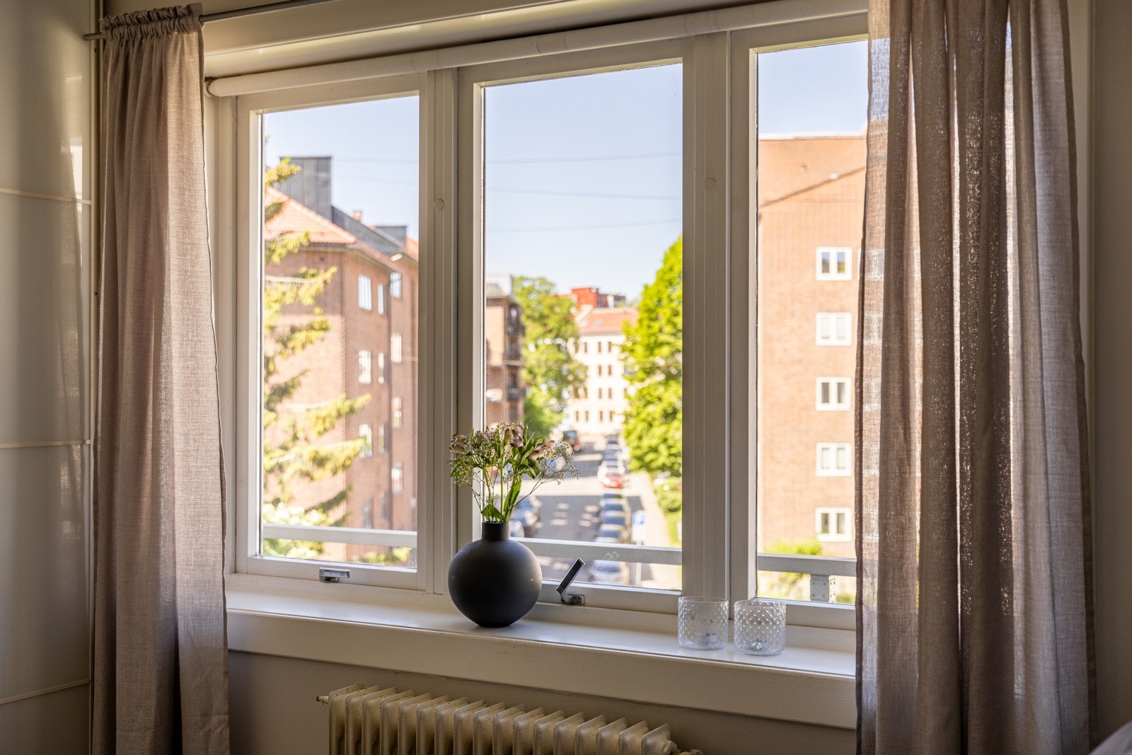 Se så pent utsyn fra soveromsvinduet. Galleribilde
