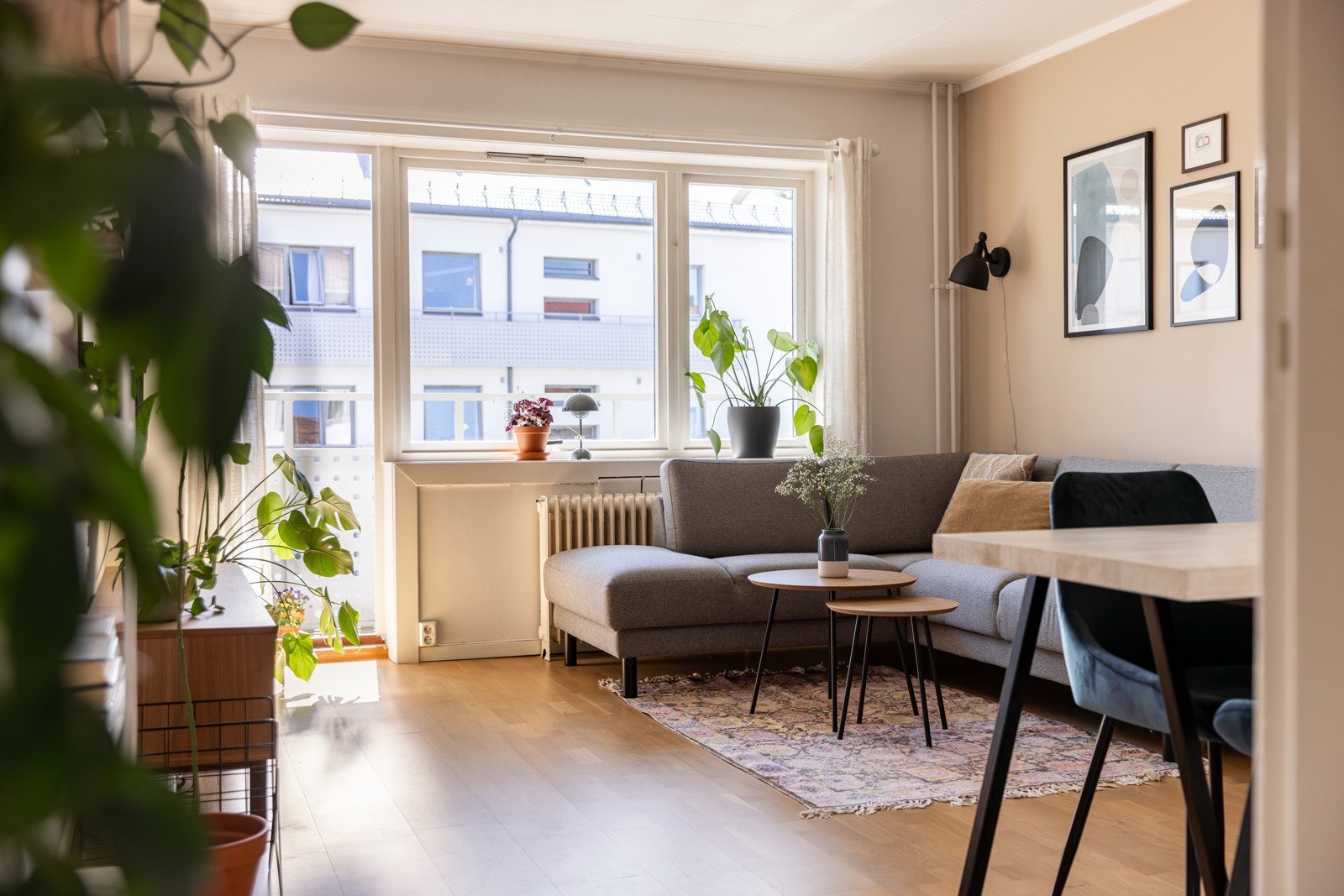 Lys og tiltalende stue som enkelt kan møbleres med sittegruppe med tilhørende tv-møblement og spisebord. Galleribilde