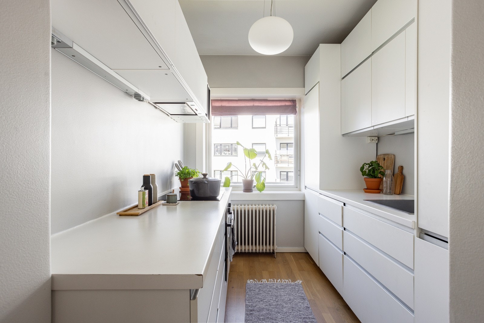 Moderne, men samtidig veldig tidløst kjøkken med hvite fronter og benkeplate. Galleribilde
