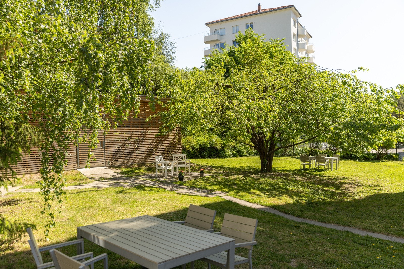 Gården har flere parkeringsplasser for utleie. Det er per dags dato (27.5.24) ingen på venteliste for parkering. Leien er kr 445,- pr. mnd. Gården har også en stor og fin sykkelparkering. Galleribilde