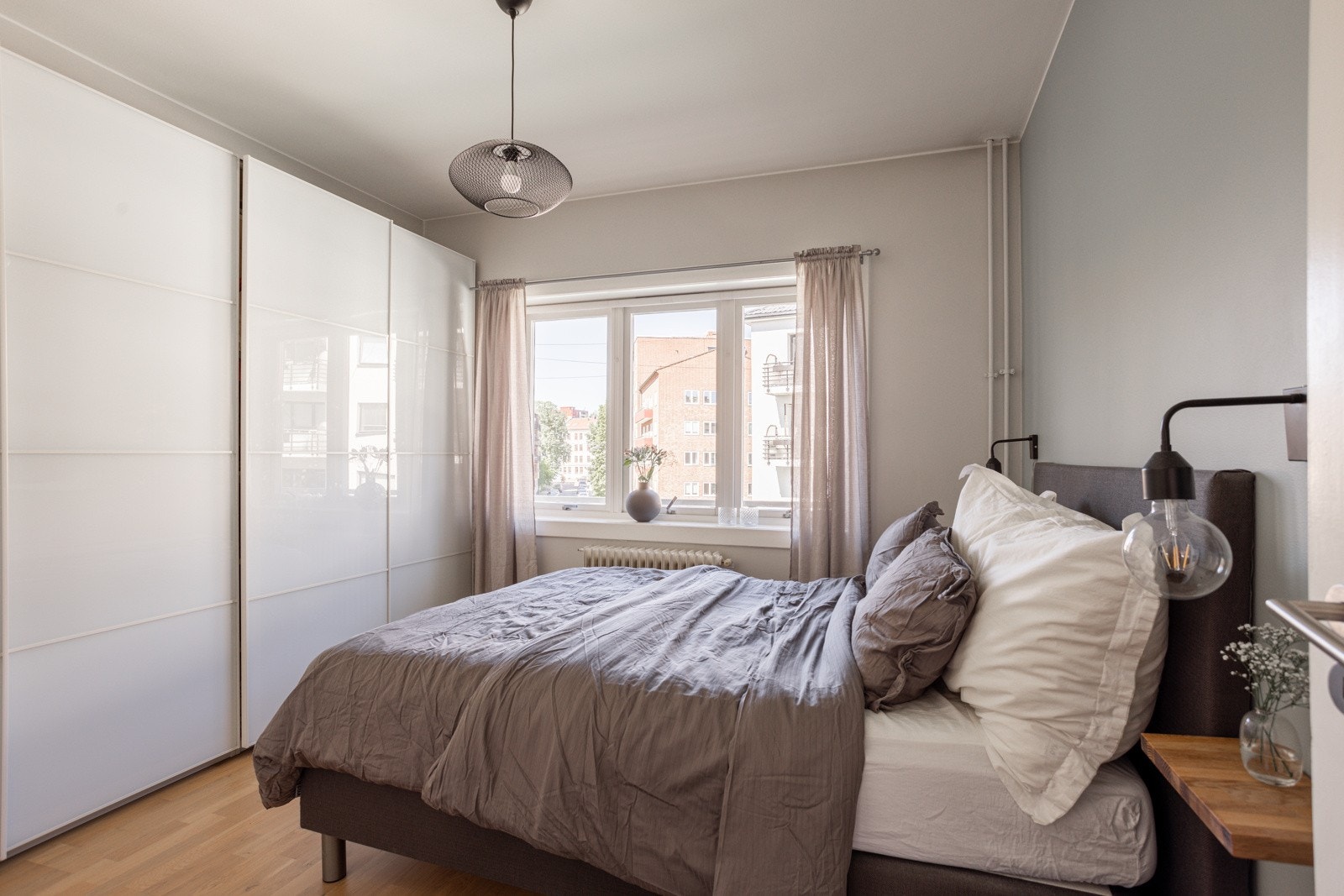 Romslig soverom med god plass til dobbeltseng. Galleribilde