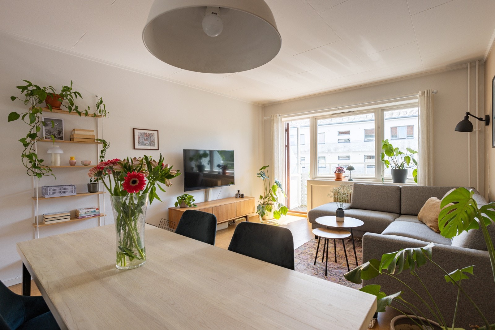 Stuen vender inn mot rolig og grønt gårdsrom. Galleribilde