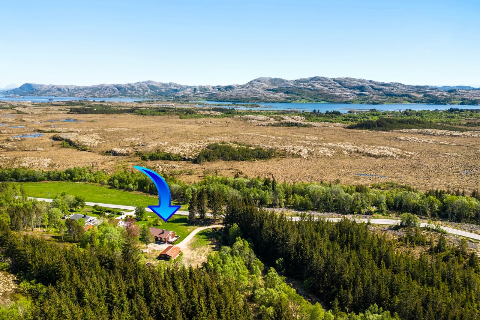Landlig beliggenhet nord for Rørvik, med ca 4 min kjøring inn til sentrum med alle fasiliteter Galleribilde