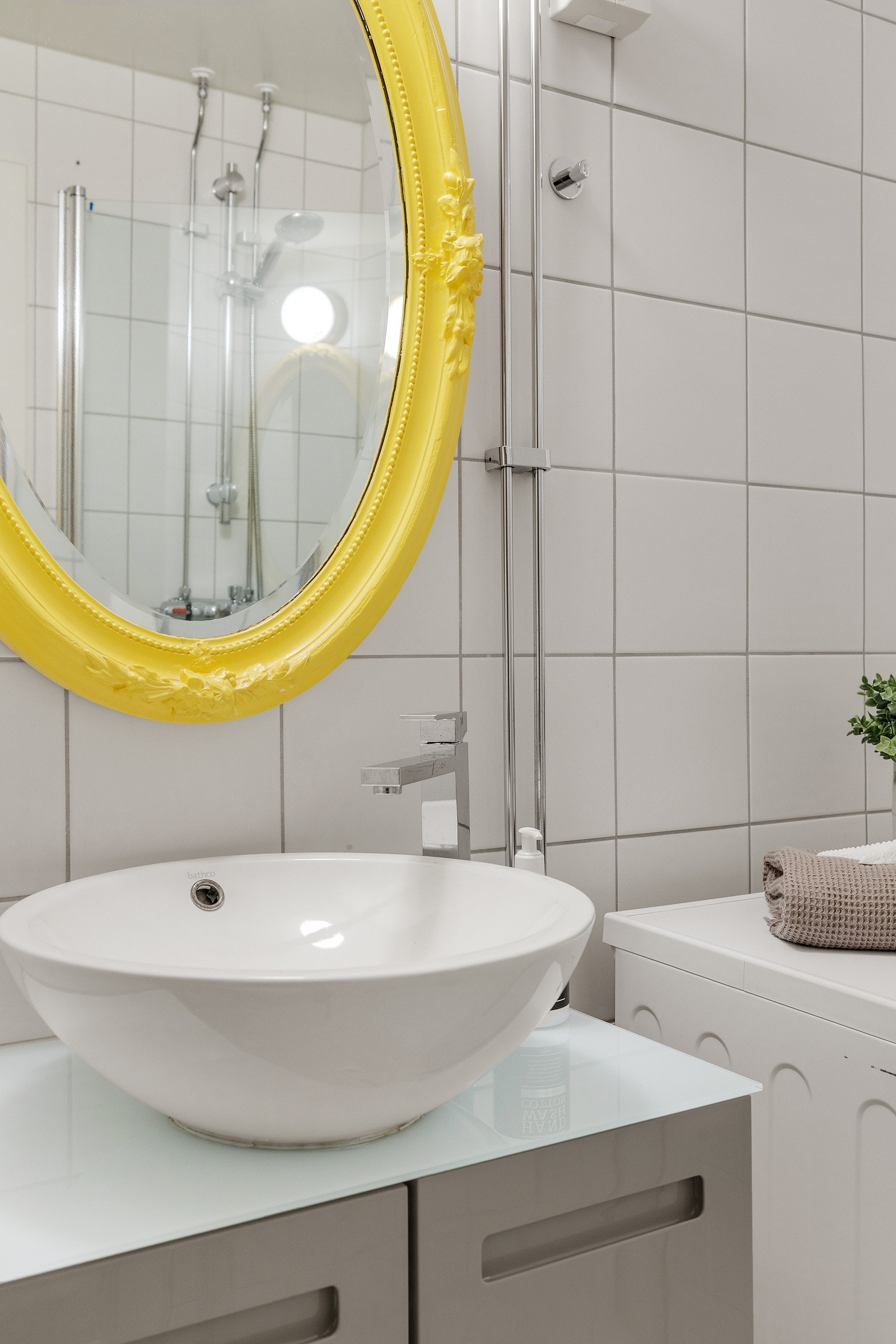 Badet har tidsriktige baderomsmøbler. Galleribilde
