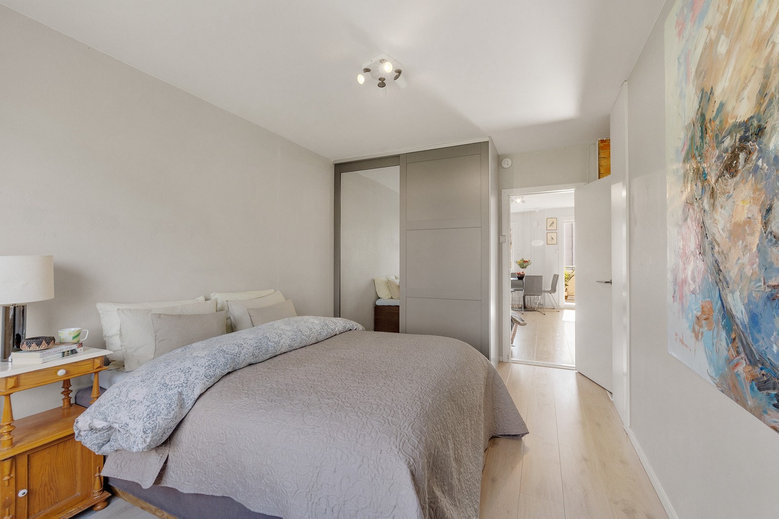 Soverommet er påkostet med en lekker skyvedørsgarderobe fra Langlo. Galleribilde