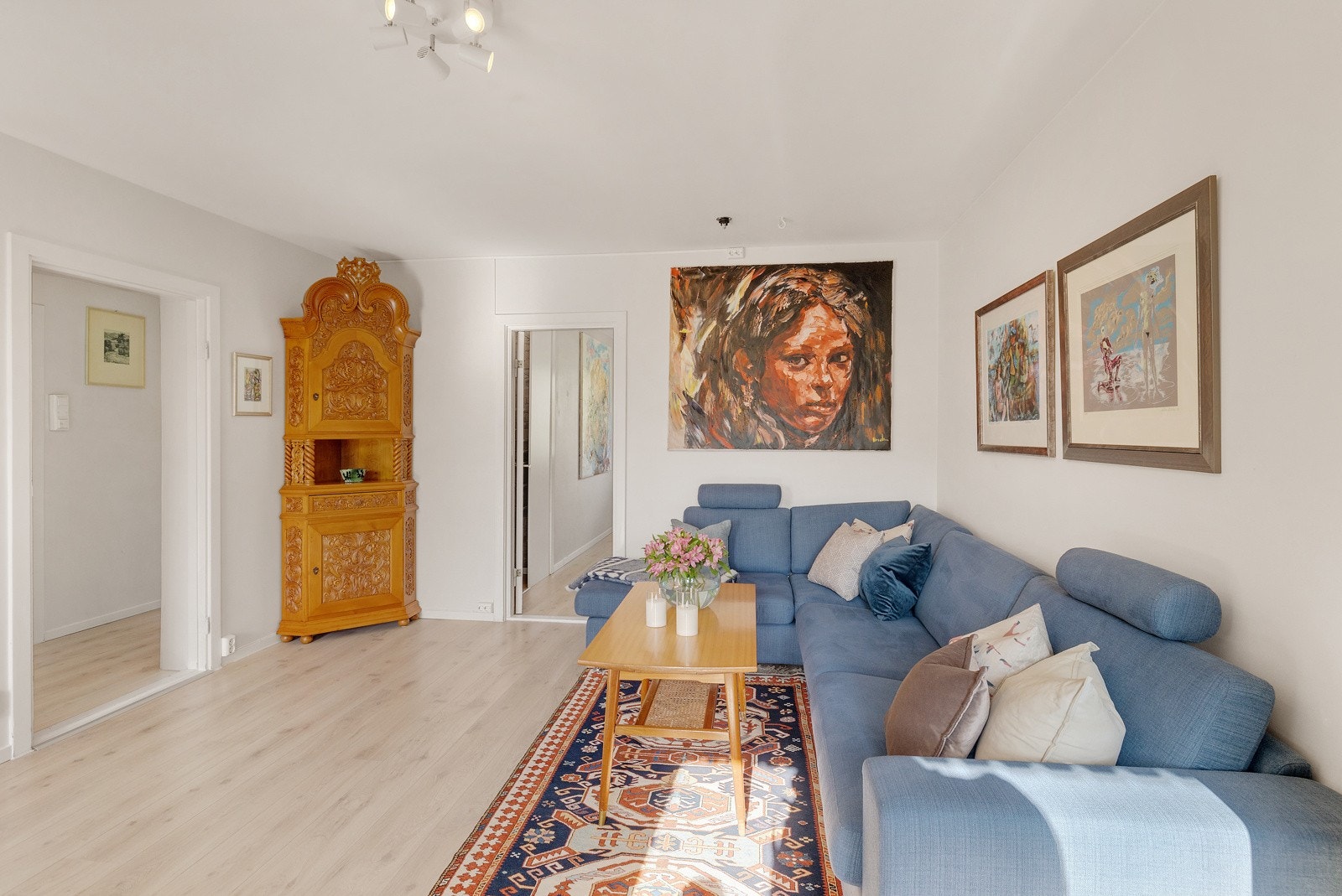 Stuen har god plass til sofaseksjon. Galleribilde
